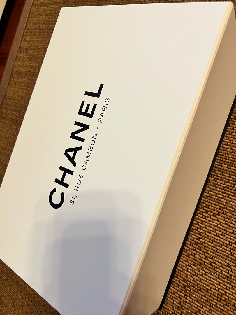 Chanel boy small size beige Color （分類：手袋及銀包）位於 Hong Kong。 由 sy1668 提交（商品編號 1377590747，圖片 3）。簡介： Authentic Chanel Boy Small size, in beige Color ! Come with full set ， 95 % new and not much signs of usage ! Bought in Paris in 2024 。