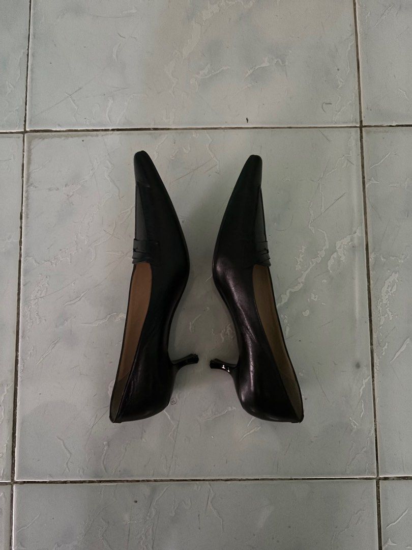 cour carré pointed kitten heels (Category: Heels) located in Las Pinas. Submitted by luckittycat (Listing ID 1377625979, Image 2). Description: - in good condi (little flaws sa sole, can send pics) - size 37.5.