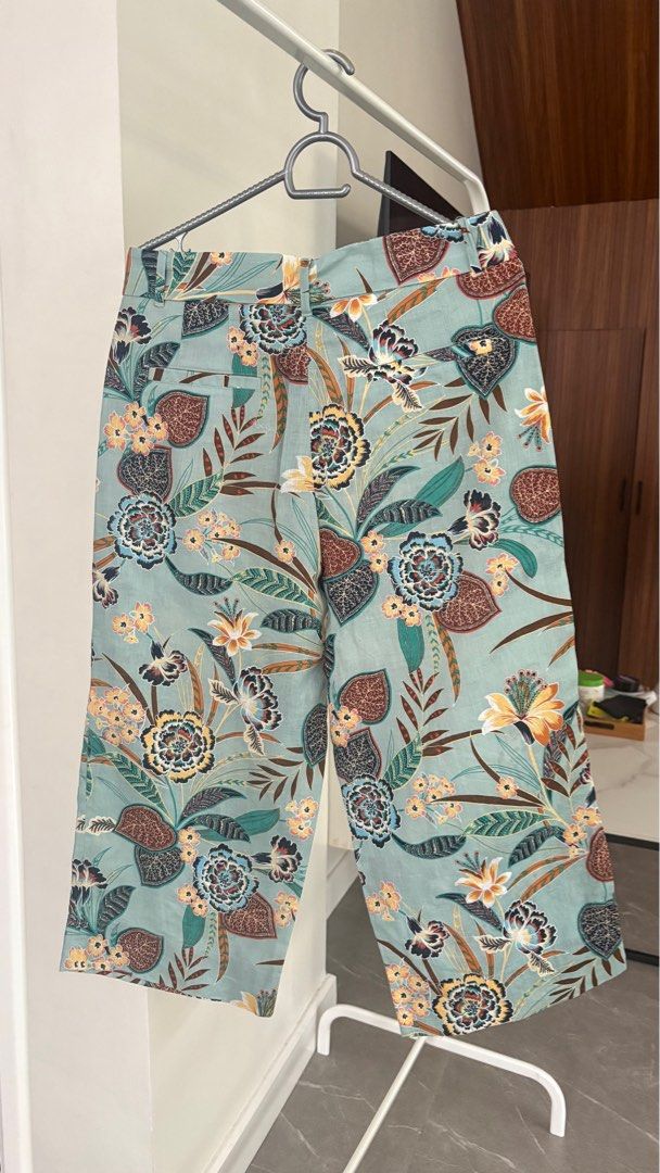 Esprit Linen Capri. Size 6. (Category: Other Bottoms) located in Pasig City. Submitted by bituin18 (Listing ID 1377561350, Image 2). Description: Esprit Linen Capri. Size 6. Used 2x only. Rfs: cant fit anymore. .