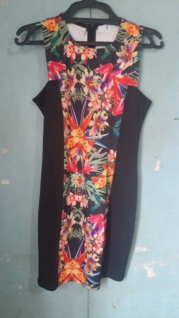 Floral dress (Something Borrowed, Size M) (Category: Dresses) located in Quezon City. Submitted by random_hobbyist (Listing ID 1375100207, Image 1). Description: .