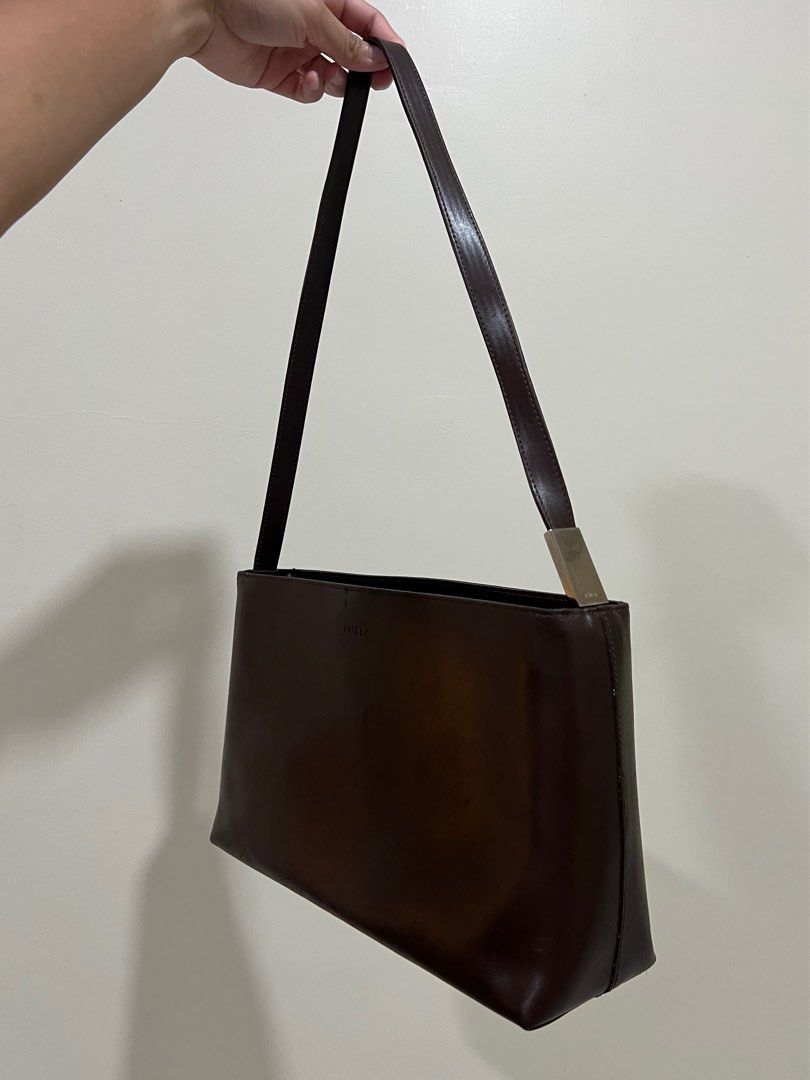 Furla (Category: Shoulder Bags) located in Muntinlupa City. Submitted by Ariom (Listing ID 1377656083, Image 3). Description: Furla shoulder bag. Been in the storage for a long time so it has some scratches and dents. What you see is what you get. Super clean interiors and working zipper! No dust bag or paper bag. 30cm x 18cm x 9cm 📍 Muntinlupa Delivery shouldered by buyer. Gogo Xpress! Mop: gcash, bpi, bdo.