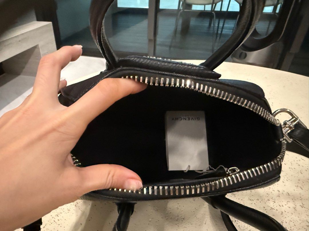 Givenchy mini antigona (Category: Bags & Wallets) located in Singapore. Submitted by fancyloves (Listing ID 1377608793, Image 3). Description: Calfskin 100% authentic .