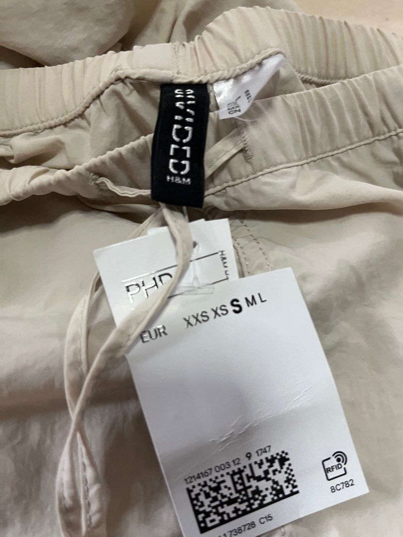 H&M divided cargo pants brand new Small (Category: Other Bottoms) located in Mandaluyong City. Submitted by stephmd (Listing ID 1377657737, Image 3). Description: Divided by H&M Original Brand new with tags Small on tag Runs big Fits 32 inches up waist line Measurements when laid flat 39 inches length 15 inches waist Loc mandaluyong.