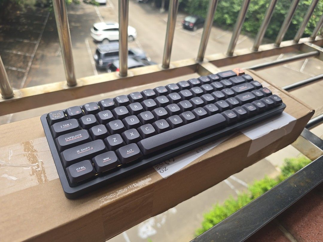 由 alex1222w (刊登 ID 1377603252，圖片 2) 提交，位於 苗栗縣 (Miaoli) 的 IQUNIX铝厂MG65矮轴机械键盘无线蓝牙便携办公平板笔记本电脑外接 (類別：電腦鍵盤及相關產品)，說明：名符其實的鋁陀陀 內附完整配件及金屬鍵帽 面交送羅技 POP EMOJI 潮流鍵盤手拖 此鍵盤較適用於Mac系統，Windows 部分功能受限故售出。。