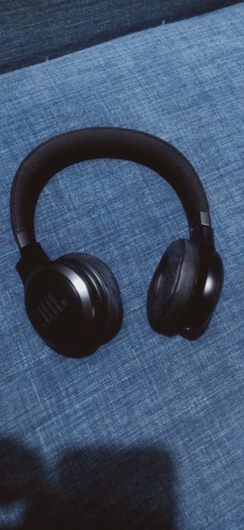 JBL LIVE 460NC Wireless Headphones (Category: Headphones & Headsets) located in Manila. Submitted by samnuyda7166589 (Listing ID 1377590539, Image 3). Description: bought originally from physical power mac store for 6,999 with receipt and og box working well, maganda noise cancellation, snug fit sa ears, and may 2.5mm headphone jack kung gusto nyo gawing wired rfs: switched to earbuds.