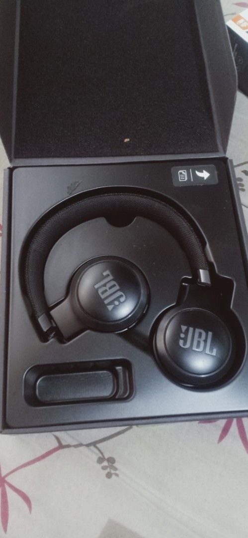 JBL LIVE 460NC Wireless Headphones (Category: Headphones & Headsets) located in Manila. Submitted by samnuyda7166589 (Listing ID 1377590539, Image 2). Description: bought originally from physical power mac store for 6,999 with receipt and og box working well, maganda noise cancellation, snug fit sa ears, and may 2.5mm headphone jack kung gusto nyo gawing wired rfs: switched to earbuds.