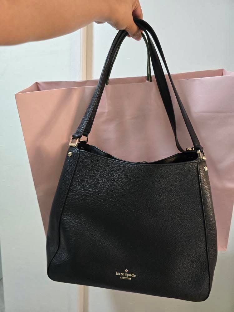 KateSpade Totebag (Category: Luxury Bags & Wallets) located in Manila. Submitted by j1221 (Listing ID 1377720129, Image 1). Description: Good as New Pwede sa Maselan 💯 Original w/carecard.