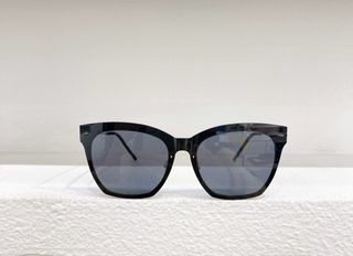 (Category: ) located in . Submitted by fashion.shoppp (Listing ID 1377730565, Image 1). Description: .