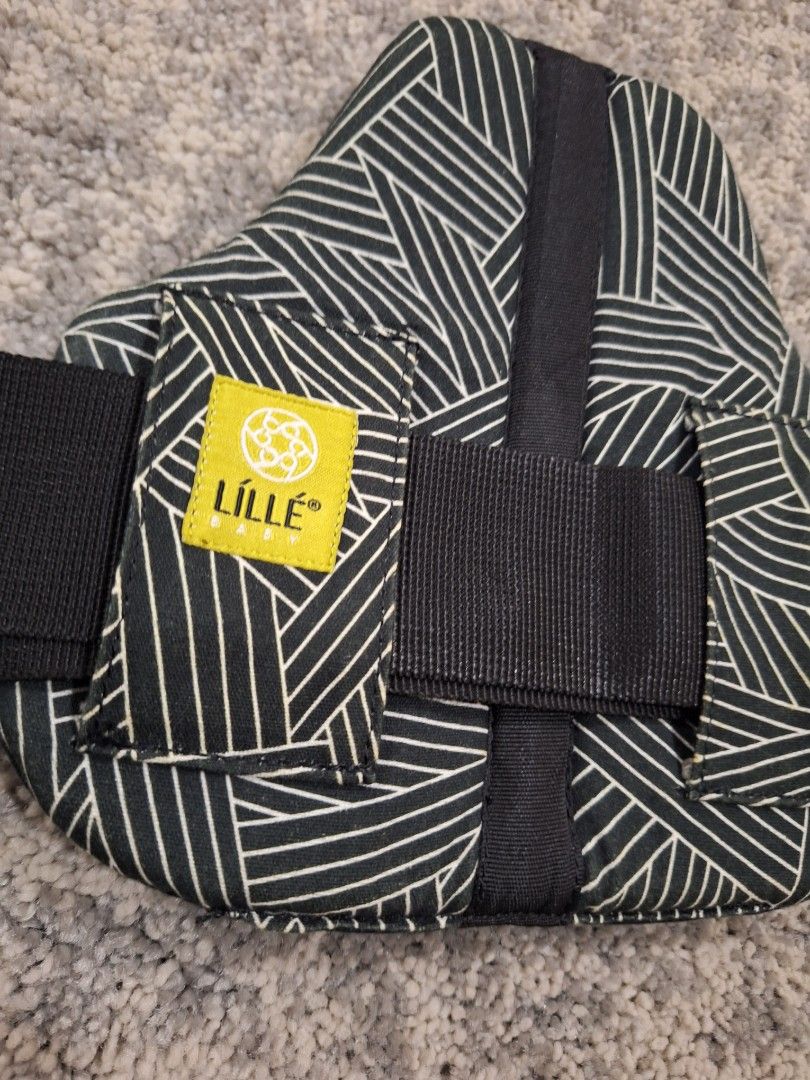 LÍLLÉbaby Complete All Seasons Baby Carrier (Category: Carriers & Slings) located in Singapore. Submitted by ashary1 (Listing ID 1377678033, Image 1). Description: - LÍLLÉbaby Complete All Seasons baby carrier - Good condition - Stylish black and white design - Features multiple pockets - Adjustable straps for comfort - Well-maintained and ready for use - Suitable for newborn 3.2kg to toddler 20 kg without the need for infant insert..
