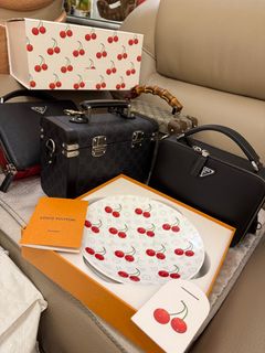 （分類：）位於 。 由 prada_athlete 提交（商品編號 1377643875，圖片 1）。簡介： 。