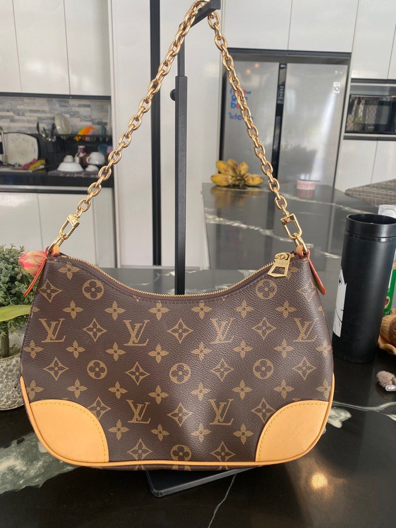 Lv kili bag (Category: Luxury Bags & Wallets) located in Murcia. Submitted by cool.jacquelinebatilaran (Listing ID 1377621041, Image 1). Description: Good condition .