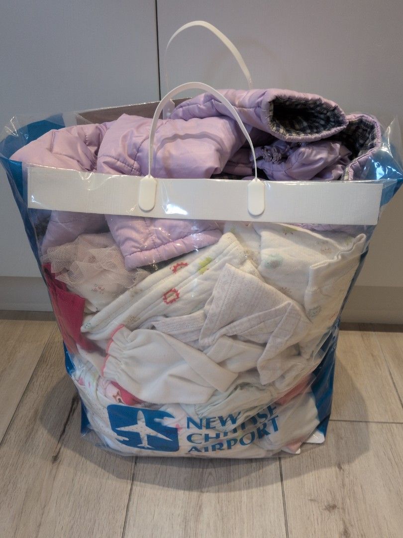 由 kinomotojan (刊登 ID 1377613082，圖片 1) 提交，位於 台北市 (Taipei) 的 [NG品] 嬰幼兒服飾 (類別：嬰兒及兒童流行時尚)，說明：出清家中0-2歲嬰幼兒服飾 大部分是有大小片髒污或筆畫痕跡不知道如何清潔的ng品 小部分是自己不喜歡或不會搭配的款式 如不介意品質，或願意自己想辦法清潔，或想作為改造用布料的歡迎自取 若願意用一杯手搖飲交換更是感激不盡。