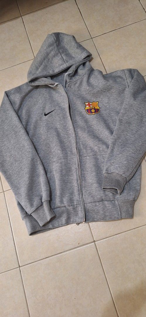 Jacket (Category: Coats, Jackets and Outerwear) located in Singapore. Submitted by mr_han19 (Listing ID 1377604293, Image 3). Description: - Grey Nike zip-up hoodie great fit for someone who is 175 to 185 and weigh 75 to 85 kg.