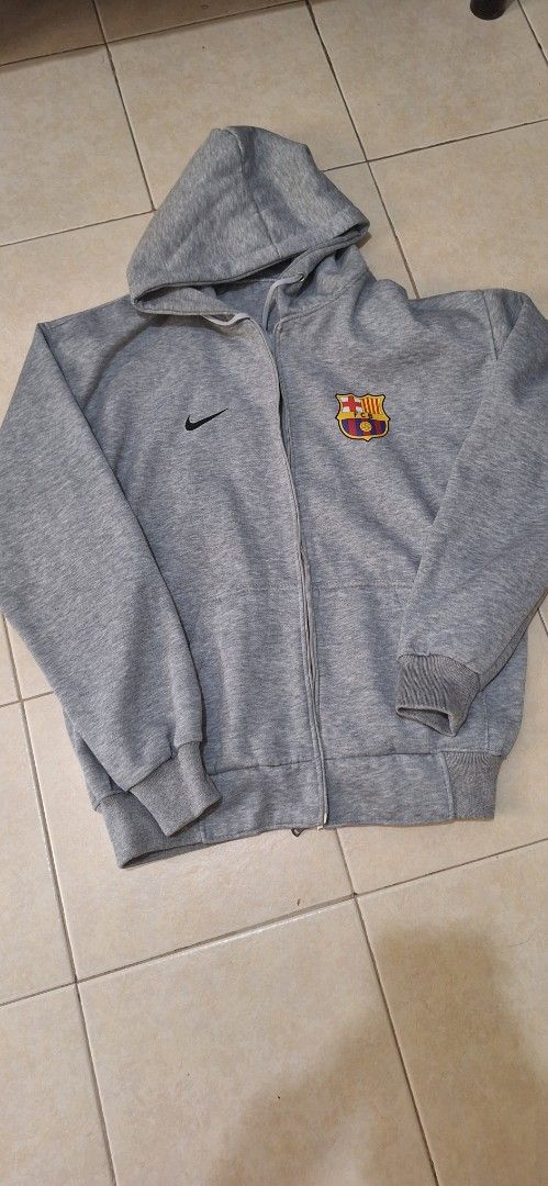 Jacket (Category: Coats, Jackets and Outerwear) located in Singapore. Submitted by mr_han19 (Listing ID 1377604293, Image 1). Description: - Grey Nike zip-up hoodie great fit for someone who is 175 to 185 and weigh 75 to 85 kg.