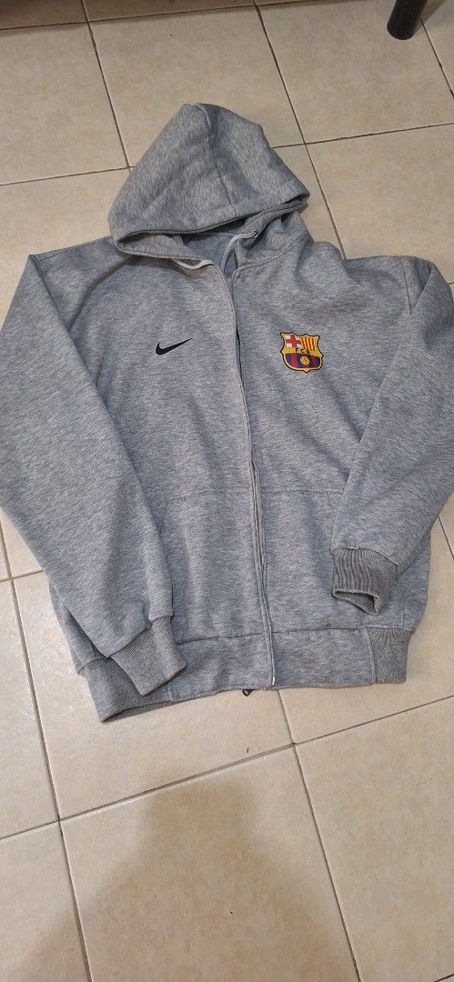 Jacket (Category: Coats, Jackets and Outerwear) located in Singapore. Submitted by mr_han19 (Listing ID 1377604293, Image 2). Description: - Grey Nike zip-up hoodie great fit for someone who is 175 to 185 and weigh 75 to 85 kg.