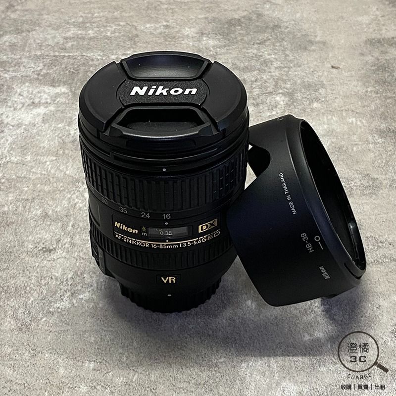 由 change12336 (刊登 ID 1377718880，圖片 1) 提交，位於 台北市 (Taipei) 的 『澄橘』Nikon AF-S 16-85mm F3.5-5.6 G ED VR《鏡頭 歡迎折抵》A77293 (類別：鏡頭及裝備)，說明：Nikon AF-S 16-85mm F3.5-5.6 G ED VR 黑 店保七天 功能正常 88%新，機身殼有一處小顆傷或小掉漆，其他僅正常使用小細紋，請參閱賣場圖片 單機+遮光罩 本賣場商品因於店家同步銷售流通快，請於下標前先詢問是否有貨。 ( 下標後如需自取請參閱關於我中的店家資訊。) 下標後請於 3 天內完成交易，並將您的收件資料填寫於買賣留言板中。 ( 請留收件人姓名、地址、電話。) 賣場交易方式 : 到店自取、超商取貨付款、信用卡(店家使用)、輕鬆付(黑貓宅配)。 購買前如有任何問題請多利用問與答或賣場即時通，若我們未回覆您的問題，表示不同意或未讀您的發問，若已下標將以網頁說明為主。 保固中商品如有故障請直接找代理商，過保