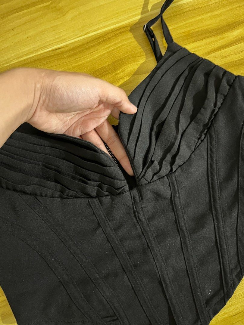PRETTYLITTLETHINGS CORSET TOP (Category: Sleeveless) located in San Fernando. Submitted by declutterbydani__ (Listing ID 1377696876, Image 2). Description: fave!!! used once fits small - semi med zipper at the back deep v • payment via gcash • shipping via regular j&t • la union based .