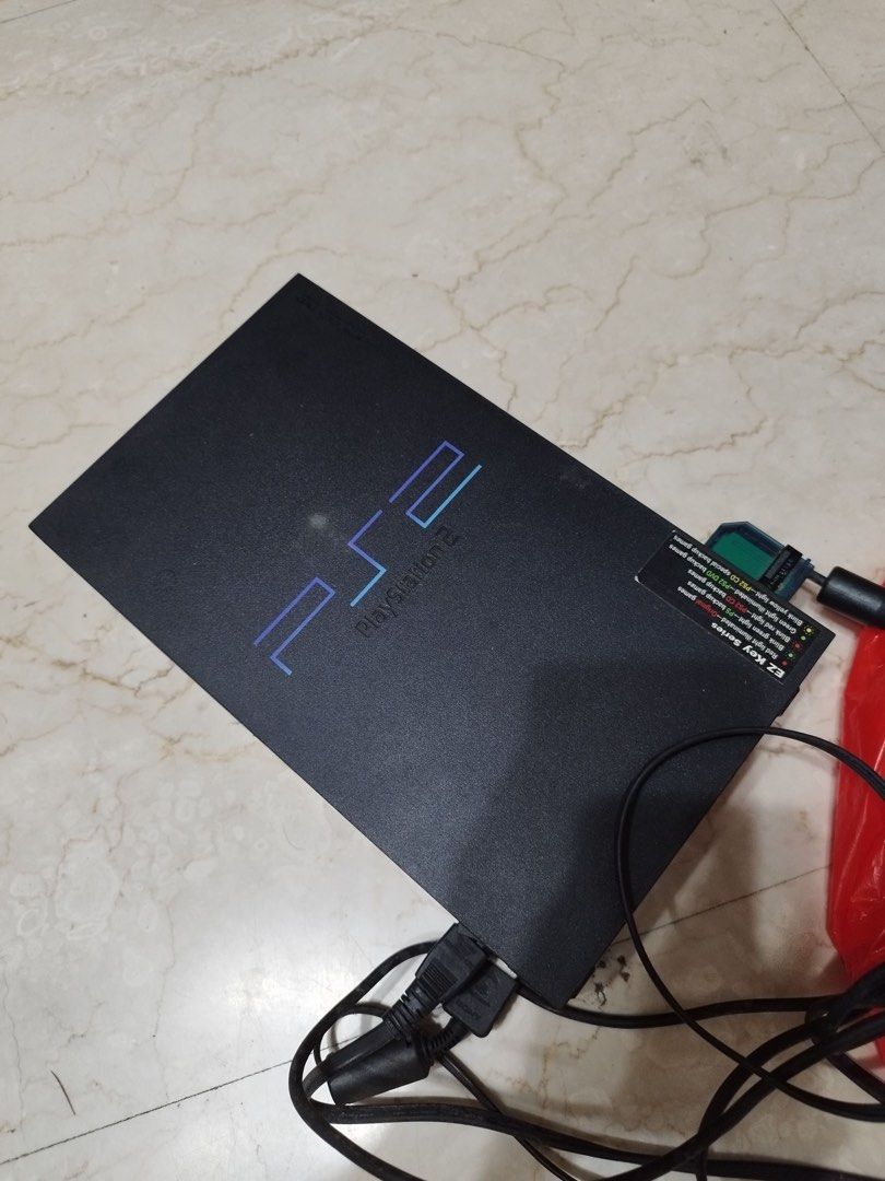 由 penguinwanafly (刊登 ID 1377668178，圖片 1) 提交，位於 台中市 (Taichung) 的 PS2電玩遊戲主機+兩個手把🎮零件機 (類別：其他電玩主機)，說明：可以開機但手把沒反應，光碟盒打不開，無遊戲片測試，不確定好壞，默認零件機，以上能接受才下單！！ 🔸下標即表示已詳閱商品描述並100%同意本賣場規則，商品售後恕不退、不換貨，下標前請與我討論溝通清楚，能接受才下單，請理性購物，賣家保有決定訂單成立與否權利！謝謝🙏。