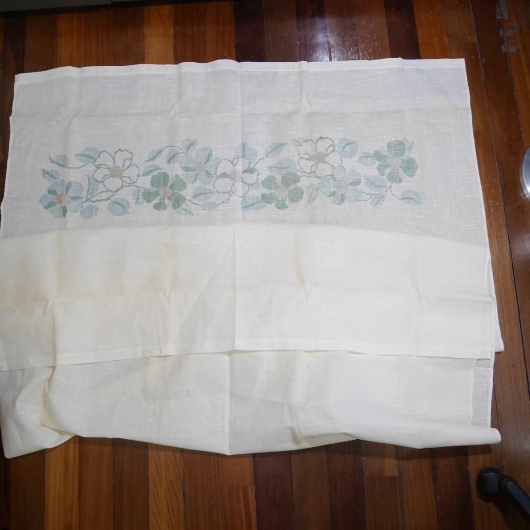 Rectangular Table linen cover 51" x94" (Category: Table Linen & Textiles) located in Valenzuela. Submitted by cletini (Listing ID 1377658919, Image 2). Description: Table cover 51 inch x94" Stains due to long storage. Did not use Thick Item location: Valenzuela 250427 Crtn .