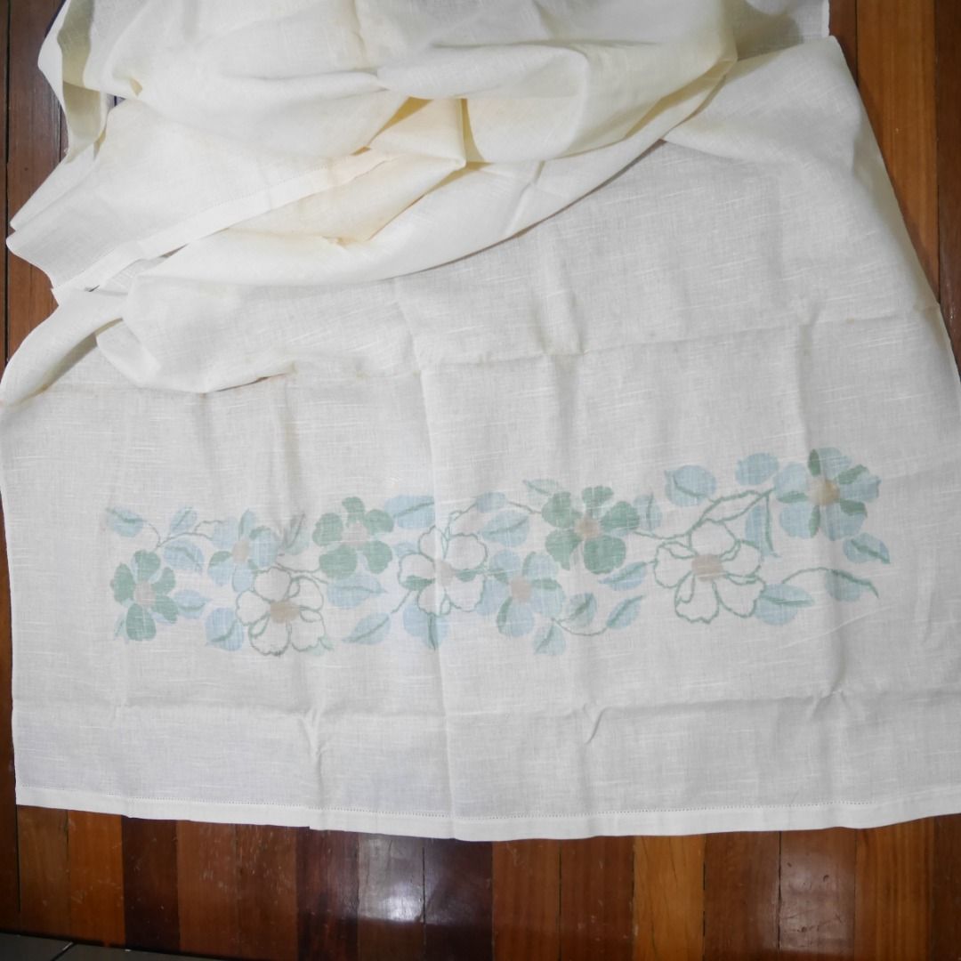 Rectangular Table linen cover 51" x94" (Category: Table Linen & Textiles) located in Valenzuela. Submitted by cletini (Listing ID 1377658919, Image 1). Description: Table cover 51 inch x94" Stains due to long storage. Did not use Thick Item location: Valenzuela 250427 Crtn .