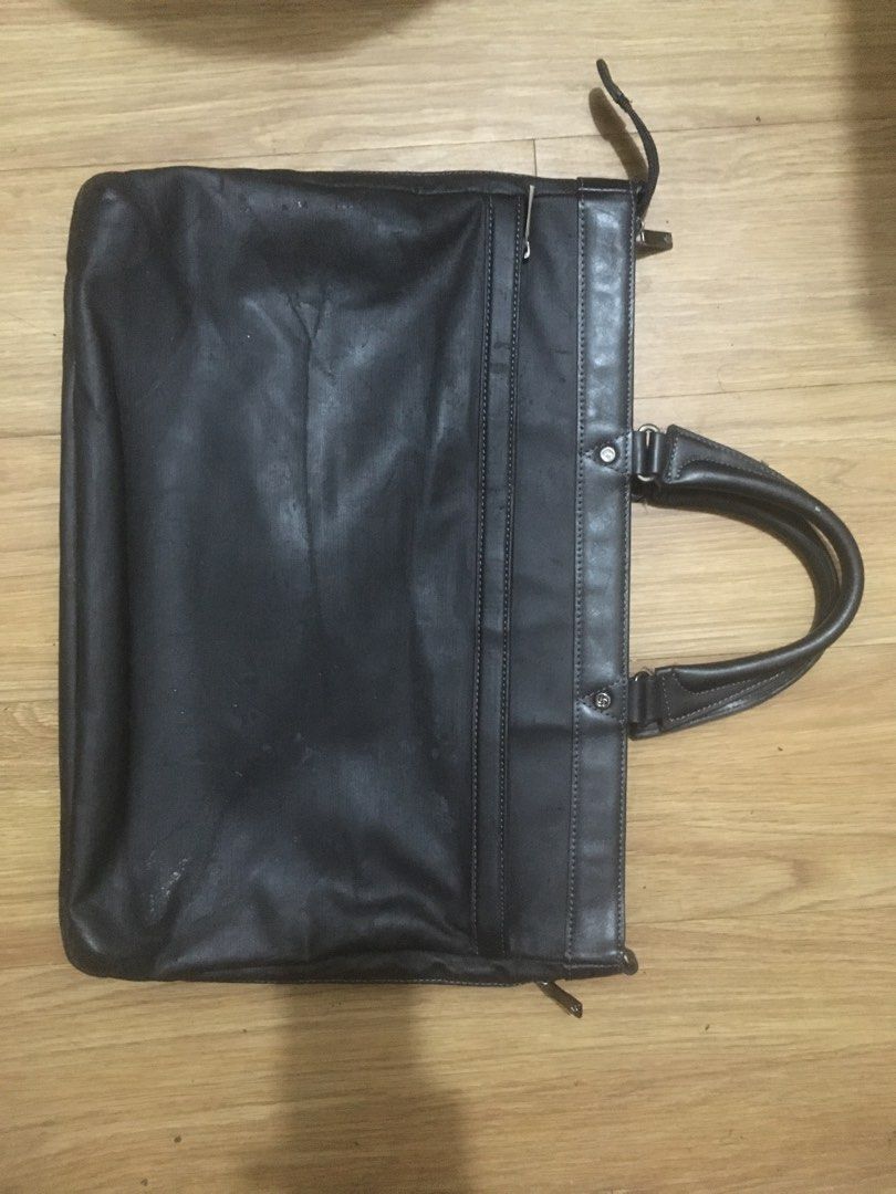 Samsonite briefcase (Category: Briefcases) located in Makati City. Submitted by unloadealr (Listing ID 1377677717, Image 2). Description: never been used but with blemishes being stored for a long while combination of genuine leather (upper and sides) and leather feel canvass 16 x 11.5 x 2-3" (expandable) bundle with the other samsonite for 1200.
