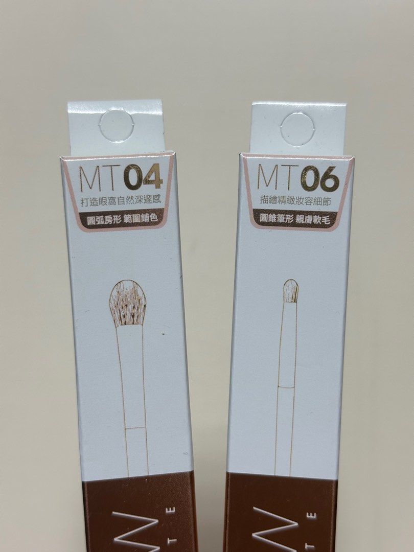 由 chen.y.r (刊登 ID 1377659258，圖片 2) 提交，位於 新北市 (New Taipei) 的 【全新】Solone深焙訂製眼窩鋪色刷 鉛筆眼影刷 MT04 MT06 (類別：眼部彩妝、保養)，說明：【全新】Solone深焙訂製 眼窩鋪色刷 MT04 鉛筆眼影刷 MT06 各一隻，單支105 製造日期都是2025.05.16 下訂前請私訊有哪一隻噢！ 兩隻一起帶走180。