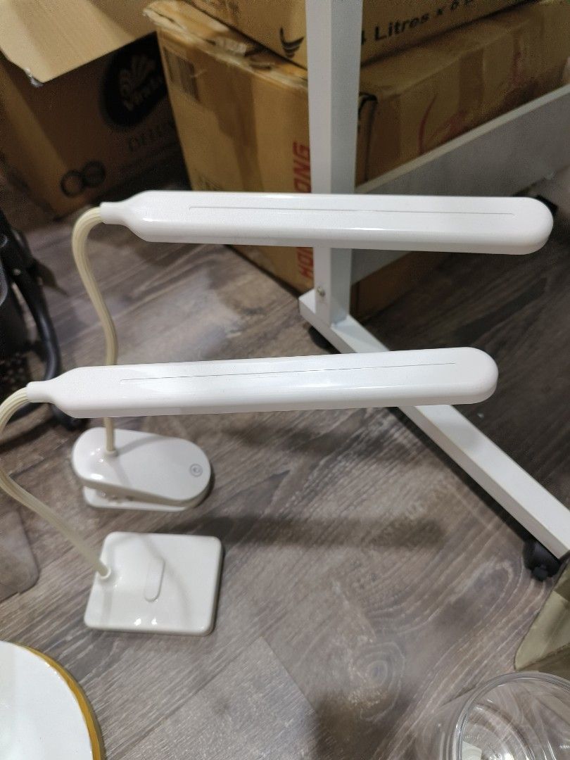Table Light (Category: Lighting) located in Petaling Jaya. Submitted by yiing694 (Listing ID 1377724808, Image 3). Description: need to change battery price for 2.