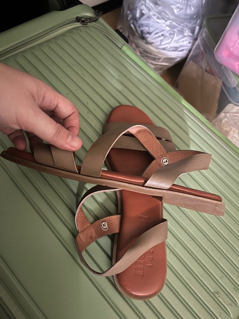 Taupe Flats (Category: Flats & Sandals) located in Mandaluyong City. Submitted by peachymitch (Listing ID 1377571456, Image 3). Description: Size 7 womens Taupe Leather Good condition RFS: I can no longer wear flats .