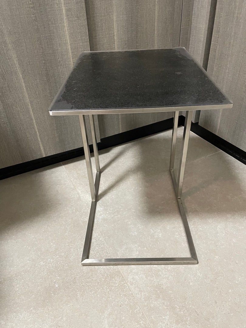 Tea table （分類：桌子）位於 Hong Kong。 由 kkcl2 提交（商品編號 1377686838，圖片 3）。簡介： Tea table from Pricerite Got around 1 year ago Weighs ~5kg 53 x 39 x 56cm。