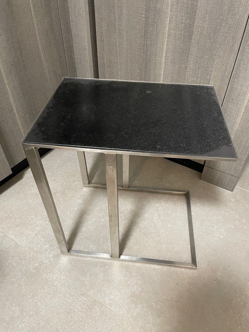 Tea table （分類：桌子）位於 Hong Kong。 由 kkcl2 提交（商品編號 1377686838，圖片 1）。簡介： Tea table from Pricerite Got around 1 year ago Weighs ~5kg 53 x 39 x 56cm。