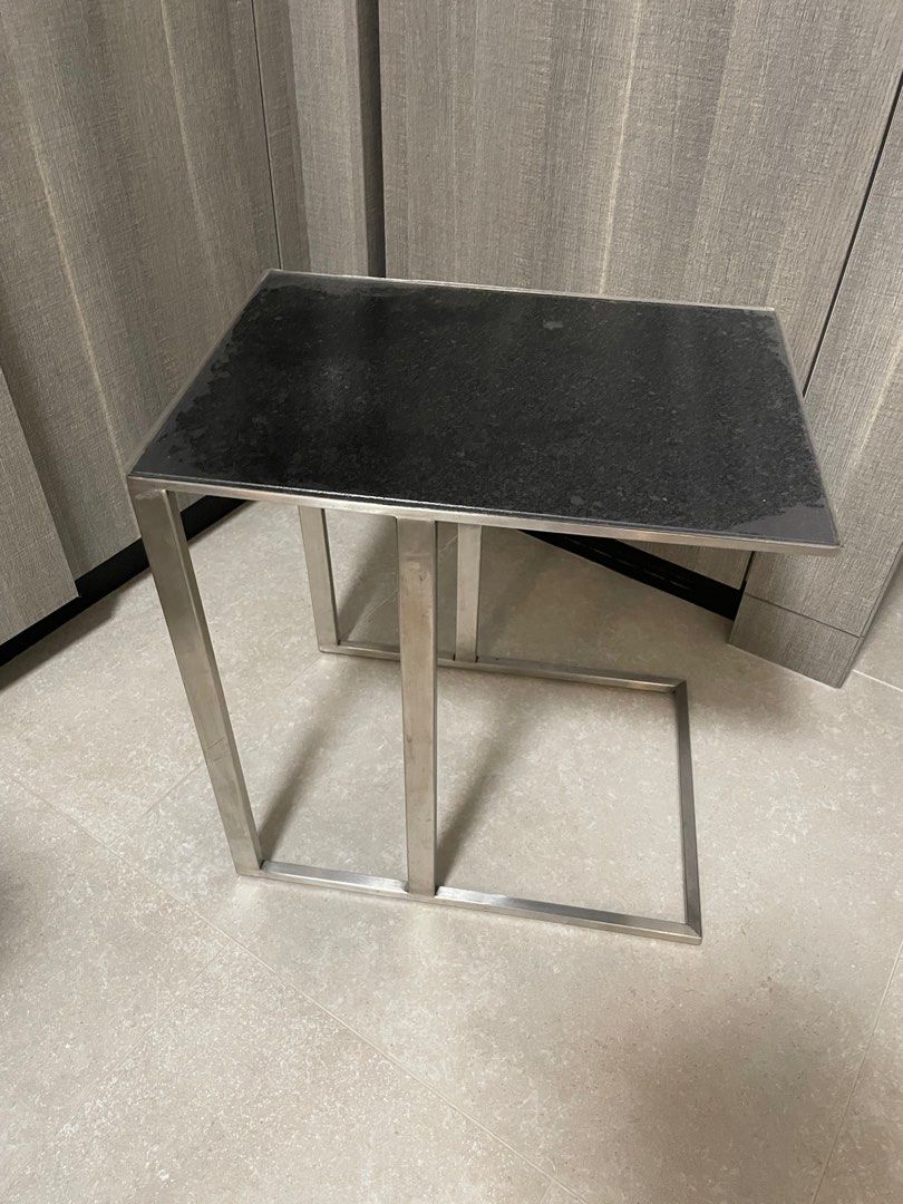 Tea table （分類：桌子）位於 Hong Kong。 由 kkcl2 提交（商品編號 1377686838，圖片 2）。簡介： Tea table from Pricerite Got around 1 year ago Weighs ~5kg 53 x 39 x 56cm。
