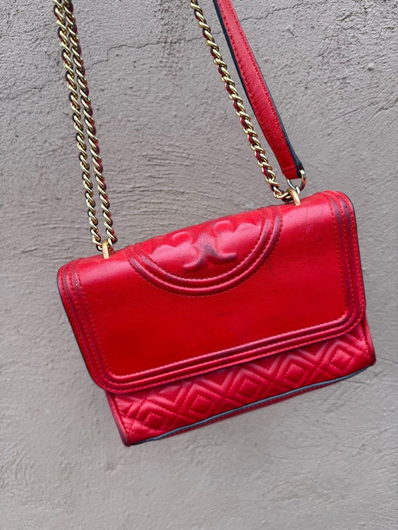 Tory Burch Small Chain Crossbody Bag (Category: Luxury Bags & Wallets) located in Bacolod City. Submitted by charmvault (Listing ID 1377627956, Image 2). Description: 📌Tory Burch Small Chain Crossbody Bag in Red •US Bought🇺🇸 •Orig💯 •Genuine Leather •Preloved item so manage your expectations •In Excellent condition | Pass sa maseselan •Pass sa barat!!! •What you see is what you get •No Cod | Payment 1st policy 🏷️₱2000 last price + SF c/o Buye