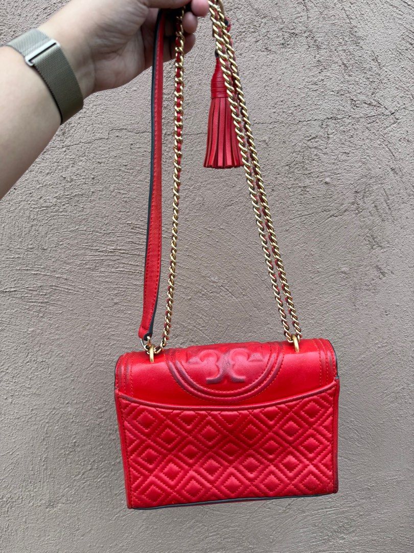 Tory Burch Small Chain Crossbody Bag (Category: Luxury Bags & Wallets) located in Bacolod City. Submitted by charmvault (Listing ID 1377627956, Image 3). Description: 📌Tory Burch Small Chain Crossbody Bag in Red •US Bought🇺🇸 •Orig💯 •Genuine Leather •Preloved item so manage your expectations •In Excellent condition | Pass sa maseselan •Pass sa barat!!! •What you see is what you get •No Cod | Payment 1st policy 🏷️₱2000 last price + SF c/o Buye