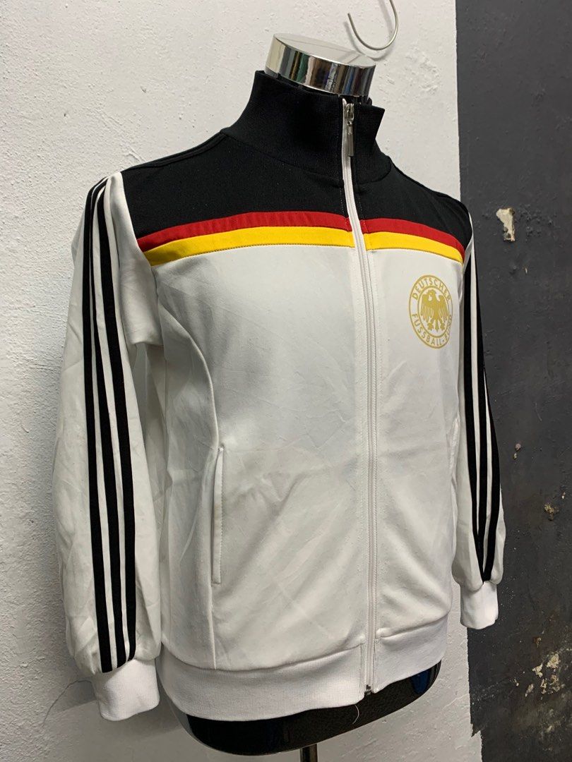 Traktop (Category: Activewear) located in Kota Bharu. Submitted by 1001branded (Listing ID 1377679190, Image 3). Description: Track Top Germany Unbran Made In ??? Pit 21 Length 24.5 Xde Koyak Dan Kotor Rm58.00 Siap Pos Berminat Boleh Pm No Return No Refund.