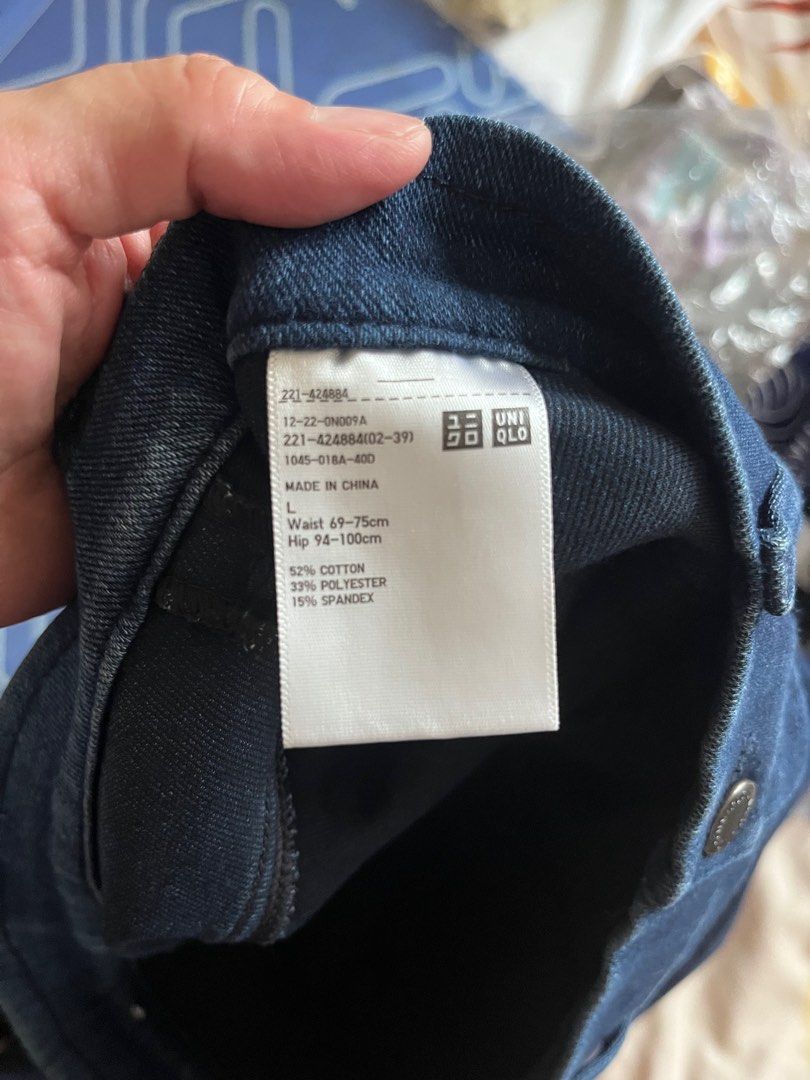 Uniqlo Cropped pants Large (Category: Other Bottoms) located in Mandaluyong City. Submitted by stephmd (Listing ID 1377658181, Image 2). Description: Good as new Used only 2x RFS masikip sakin Color Dark blue.