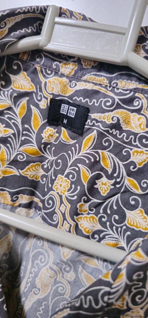 Uniqlo Graphic Batik Polo Shirt Medium Sized (Category: Tshirts & Polo Shirts ) located in Quezon City. Submitted by tgfhh (Listing ID 1377657288, Image 2). Description: Model is 5'10 for reference.