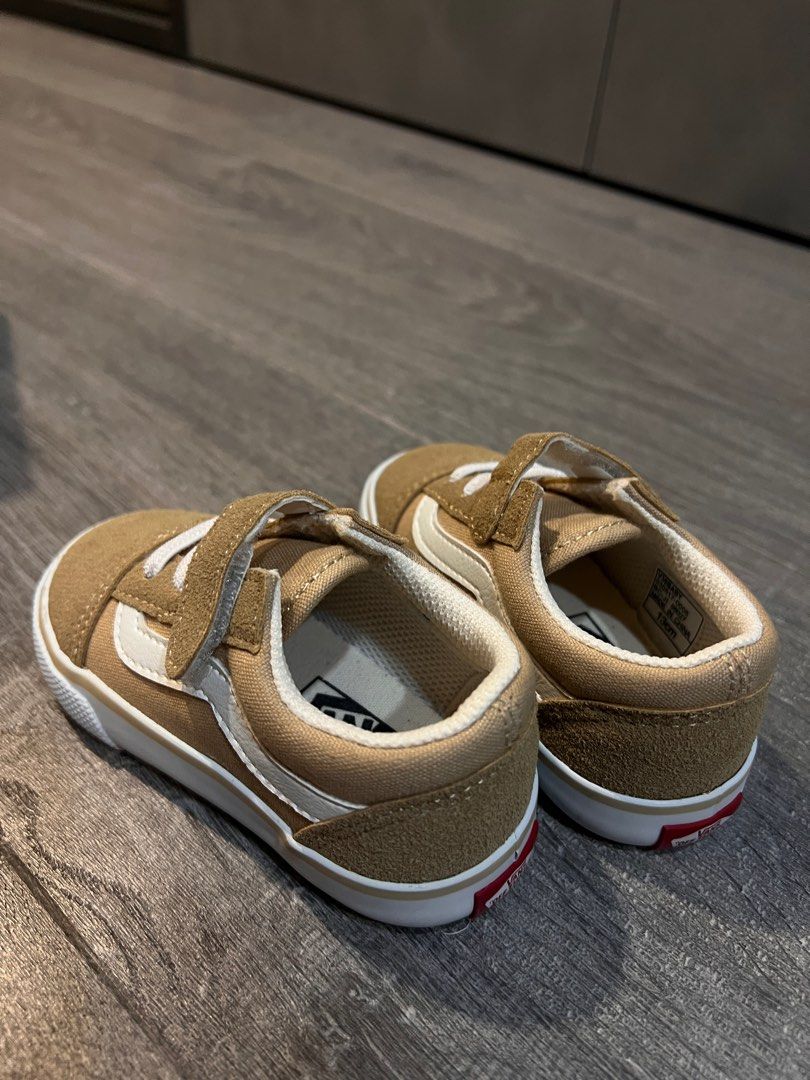 由 nina.a1125 (刊登 ID 1377692254，圖片 3) 提交，位於 台北市 (Taipei) 的 Vans寶寶奶茶色鞋 (類別：嬰兒及兒童流行時尚)，說明：13公分。