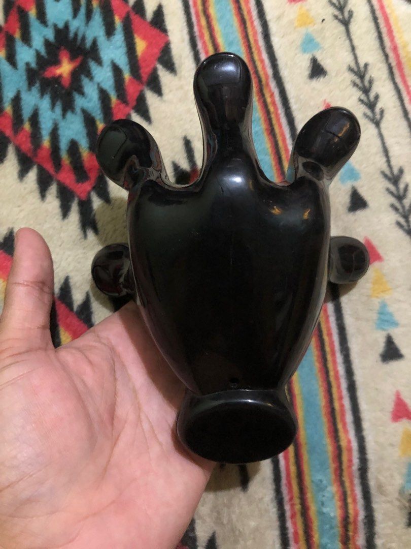 Vibrating massaging hand (Category: Massage Devices) located in Quezon City. Submitted by markgolveo (Listing ID 1377645385, Image 3). Description: Vibrating massaging hand Tested okay Battery operated unit 2pcs AA batteries.