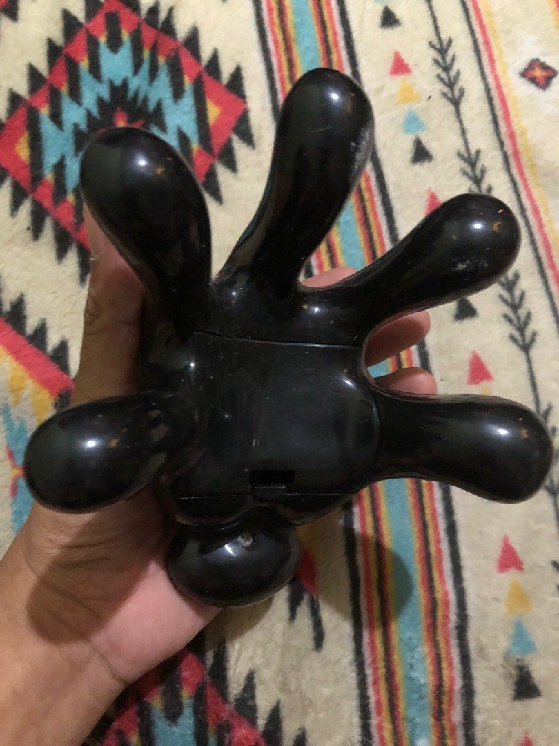 Vibrating massaging hand (Category: Massage Devices) located in Quezon City. Submitted by markgolveo (Listing ID 1377645385, Image 2). Description: Vibrating massaging hand Tested okay Battery operated unit 2pcs AA batteries.