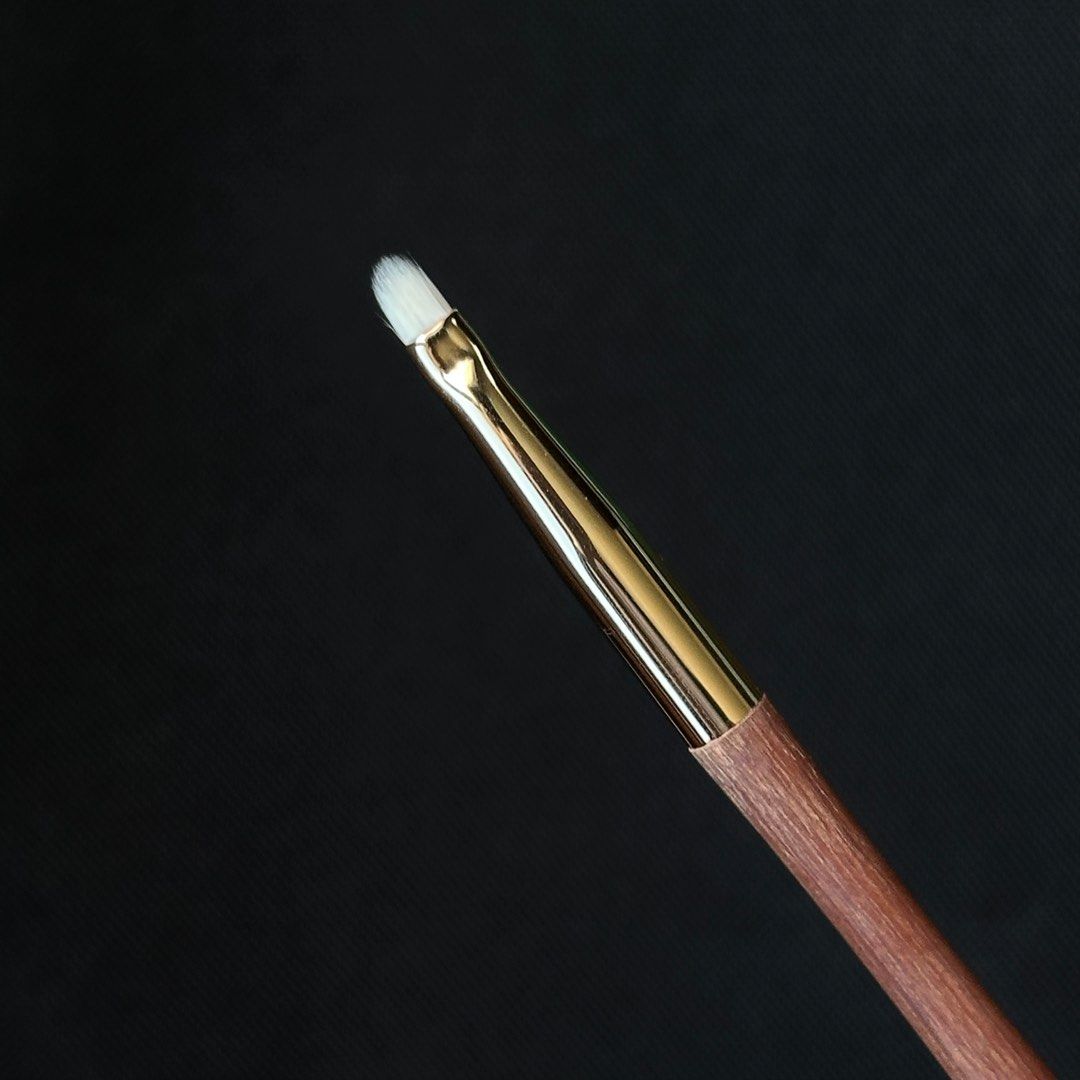 White Mink Hair Eyeliner Brush (Category: Makeup) located in Singapore. Submitted by fcc_0616 (Listing ID 1377615090, Image 2). Description: Model: HD26 Total length: 147mm Hair length: 8mm Hair width: 2mm Hair type: White mink hair Use gel eyeliner or satin-finish dark eyeshadow to refine the outer corner details. The white mink hair offers high elasticity, making it suitable for drawing precise lines. I have too many brushes, try to declutter. 