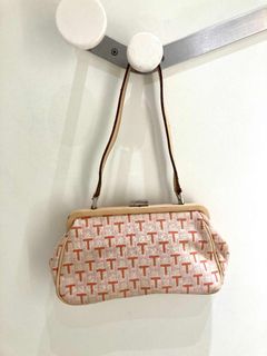 (Category: ) located in . Submitted by redumbrella02 (Listing ID 1377654342, Image 1). Description: .