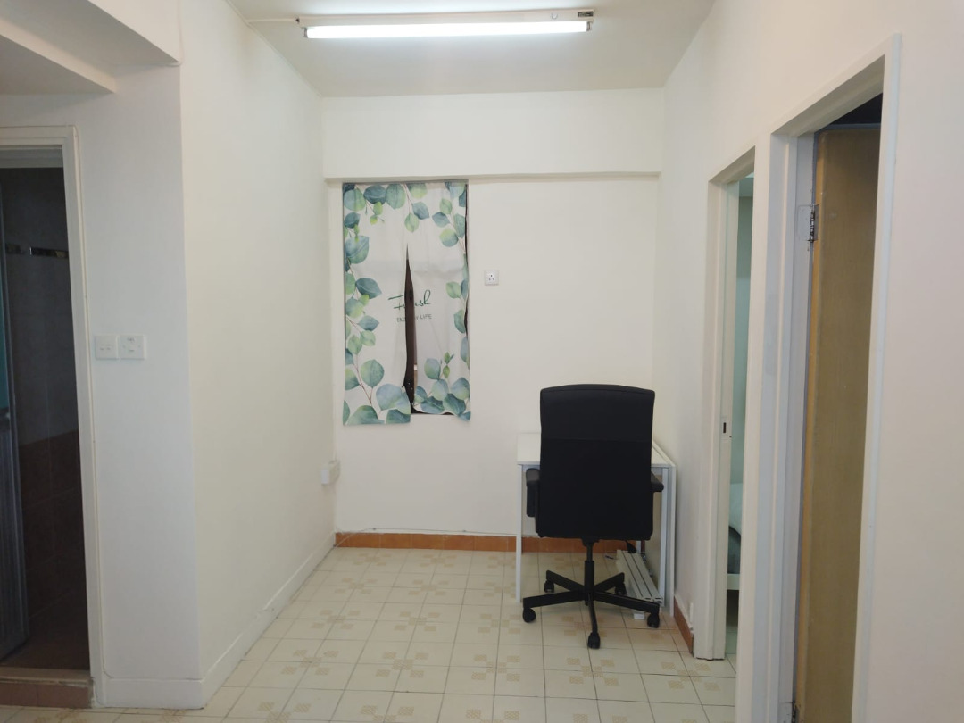 Landlords rent apartments to Hong Kong university students at fair prices for returning to school.63438021547139113