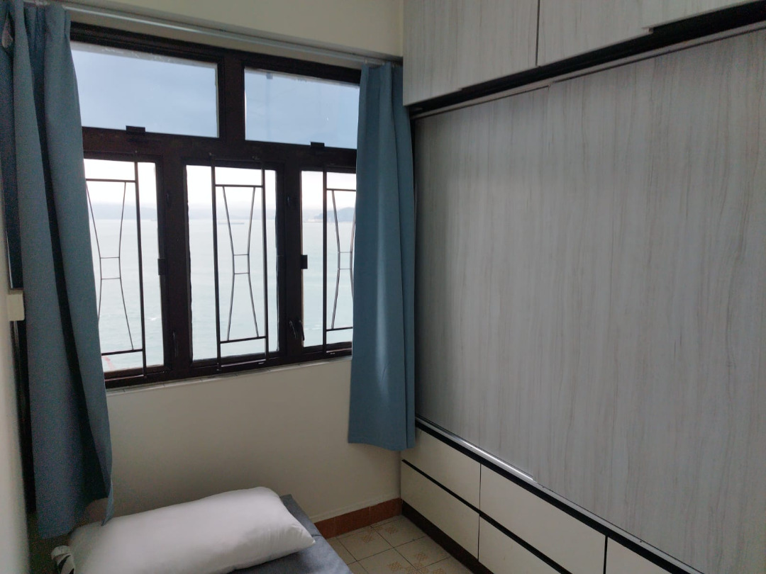 Landlords rent apartments to Hong Kong university students at fair prices for returning to school.63438021547139111