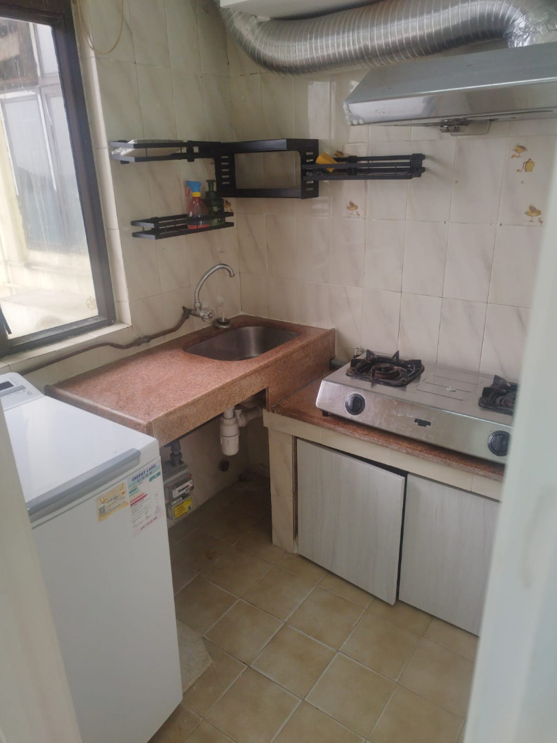 Landlords rent apartments to Hong Kong university students at fair prices for returning to school.63438021547139112