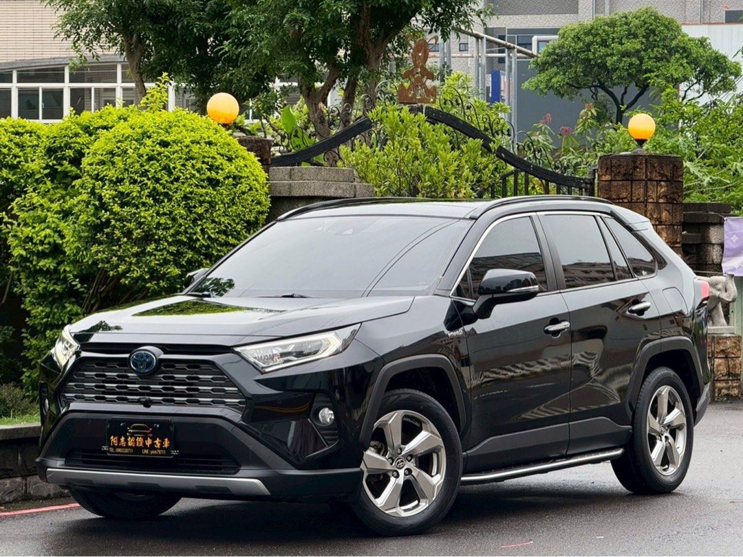 由 yinn79711 (刊登 ID 1372688976，圖片 1) 提交，位於 桃園市 (Taoyuan) 的 實車實價 2021 RAV4 Hybrid 旗艦 4WD (類別：汽車出售)，說明：保值品牌車種 妥善率眾所周知 油電4傳最頂規等級 新車價128.9萬 現主時開價86.8萬 喜歡也可來現場議價 2021 #Toyota #Rav4 2.5 Hybrid 旗艦4WD #重點配備 ➬油電混合動力 4輪傳動系統 ➬全車7 SRS氣囊 ➬TSS 2.0 智動駕駛輔助系統 ➬全景天窗 ➬前座冷熱通風椅 ➬環景影像輔助 ➬電動尾門 ➬電子式後視鏡 ➬兒童安全座椅固定 TEL：0903320711 #阿志 Line : yinn79711 👇🏻一鍵詢問下方連結🔗 https://line.me/ti/p/q4-ueJY9oo 車輛🚙🚗🛻買賣、盤調 各樣式花禮 🌸🌹婚喪喜慶💐🌷🌼盆栽🎍貧景🪴 汽車🔧🧰維修、保養、鈑烤、材料全新二手買賣 資金💰💵💴💶需