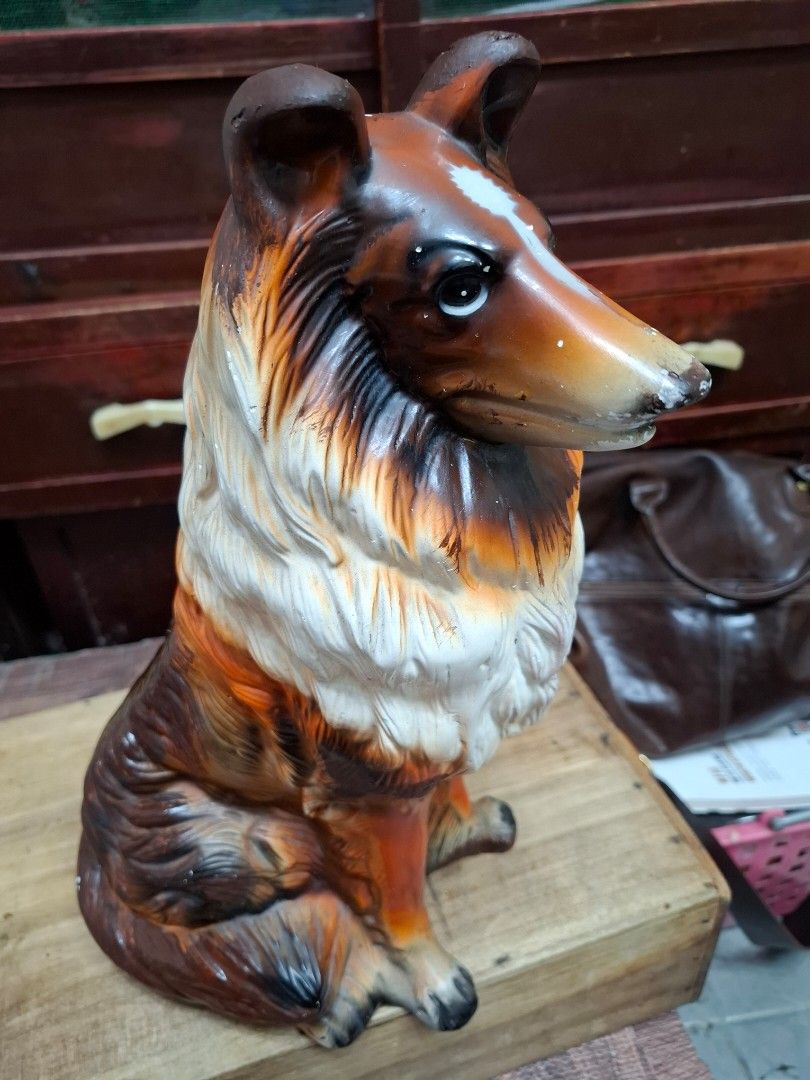 由 j035170658 (刊登 ID 1372770745，圖片 2) 提交，位於 新竹縣 (Hsinchu County) 的 牧羊犬 材質不確定 石膏？或 陶瓷？外觀有些許歲月痕跡 售800塊 (類別：寵物及其他)，說明：牧羊犬 材質不確定 石膏？或 陶瓷？外觀有些許歲月痕跡 售800塊。