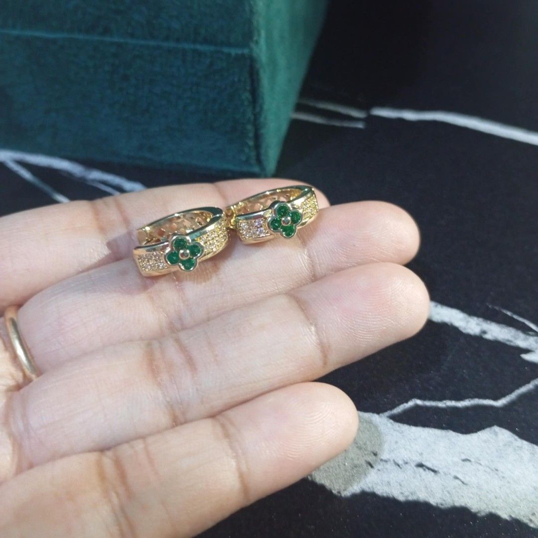 💯 High Quality Green Emerald Clover Small Loop Earrings (Category: Earrings) located in Manila. Submitted by rara_zyieyael (Listing ID 1372788817, Image 3). Description: 💯Natural Moissanite Gemstone 💯S925 Sterling Silver Setting 💯Platinum Vermeil 💯High Quality 💯Adjustable Size 💯Non-Tarnish 💯 Hypoallergenic 💯Hk Setting 💐 Natural stone crystal rings in high quality platinum plated material good for ootd and special occasions. 💐Best Gift 