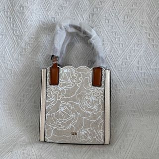 泰國 LYN 米白色皮革拼蕾絲面 直身 手提 斜咩袋64212608240131110