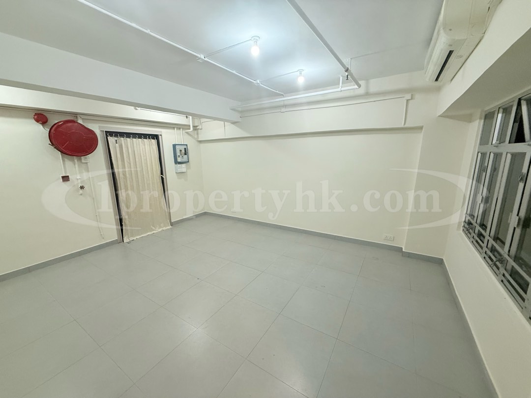 ⬆️ Kwun Tong 🔋 Yip Wan Industrial Building 🔋 Studio approx. 260 sq.ft., private entrance, window, private toilet, very close to MTR station63438372677762111