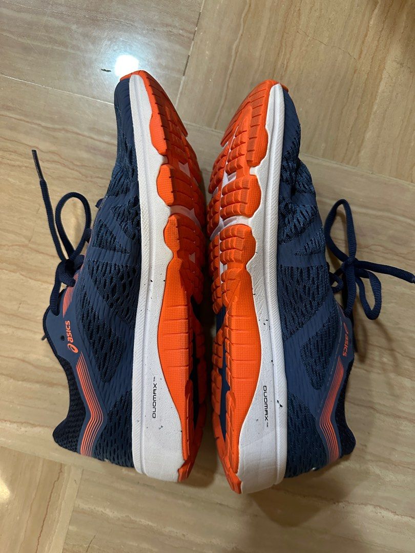 ASICS GT-1000 EU 40 (Category: Sneakers) located in Singapore. Submitted by whitebear94 (Listing ID 1372764490, Image 2). Description: Too small for me, rarely used .